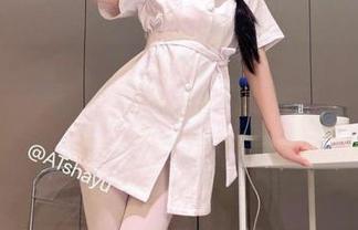 一旦迈入AT鲨的黑丝世界，这作品集就像是无声的邀请，让人不自觉想去探索更多。