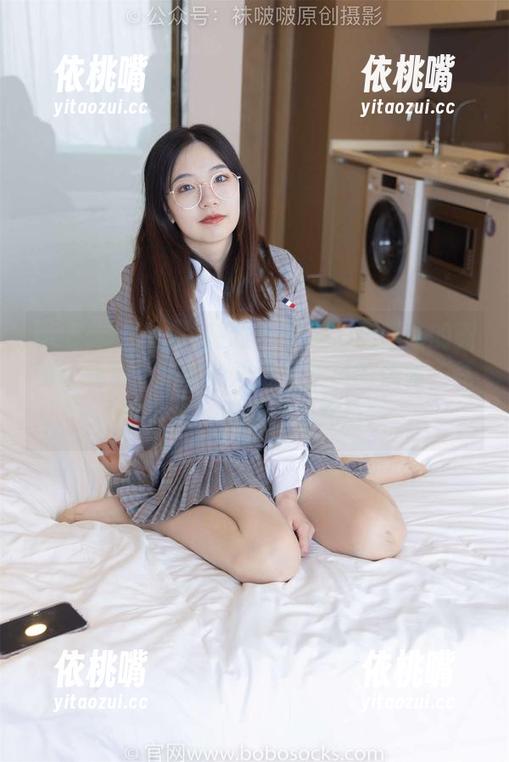 BoBoSocks袜啵啵-甜甜圈 BoBoSocks袜啵啵 - 这波甜甜圈给的美图让我想到穿鞋的难度与丝袜的优雅,高清可见,不来一组咋行?