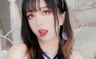 Leah梓未在线美图分享，白丝搭配起来一把好手，让人不小心多看了几眼。