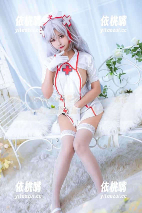 Momoko葵葵 精选!Momoko葵葵在游泳池的‘水花’cos,结果变成了‘坠落’