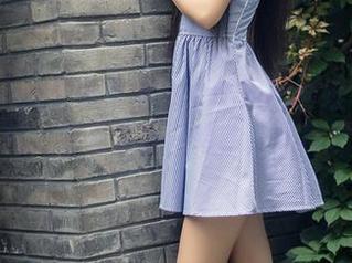 TouTiao头条女神 – 七姑娘的学姐写真：双眸闪烁，背景观察，哈哈，有意思的细节。