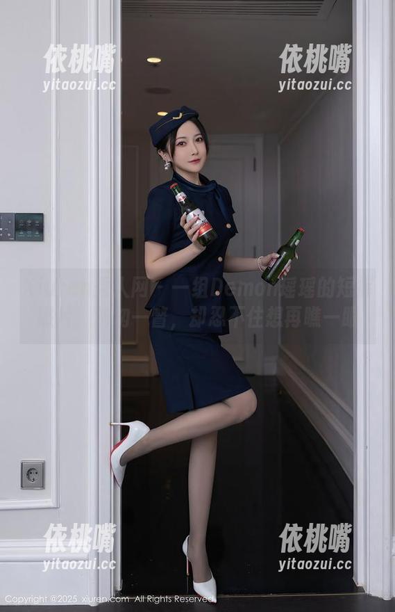 Xiuren秀人网 - 一组Demon瑶瑶的短裤照片，匆匆一瞥，却忍不住想再瞧一眼