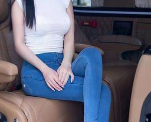 Xiuren秀人网 – 岁小岁的私房连衣裙合集：我可以拍照，但请不要照顾我的黑眼圈！