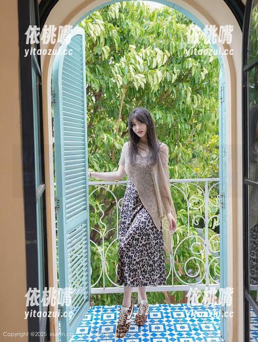 Xiuren秀人网-拍黄瓜girl Xiuren秀人网 - 美丽畅游:拍黄瓜girl在泳池里的疯狂写真,水面下的瞬息万变