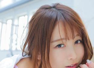 泳池里的いくみ(育美)：一场COS的水上时尚秀