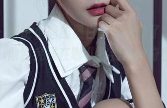 丽柜 – 听说小唐的黑白写真更新了，刚刚翻到…他到底是在哪儿找到这种奇怪的构图？