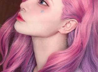 千夜未来的“修道女”作品，看似清净，却藏着不安的灵魂吧？