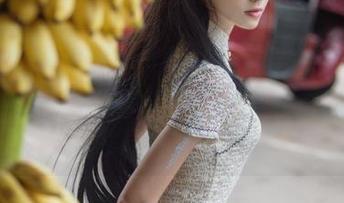 曾经的南桃Momoko，如今的最新照片里，爱丽丝菲尔天之服可不只是一套衣服哦！