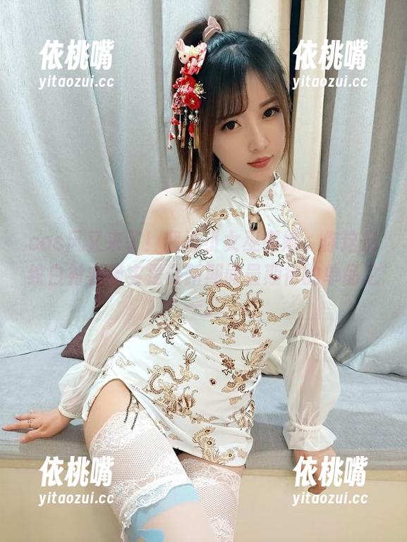 小女巫露娜 cos风又来了!我说小女巫露娜,你这条纹白衬衣确实是最新期间最期待的单品之一。
