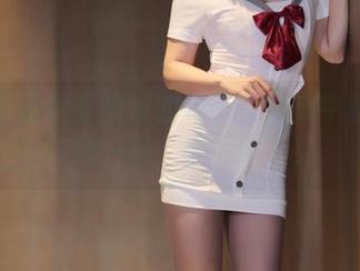 小女巫露娜穿旗袍的样子在图库中犹如青花瓷一般，太养眼了！
