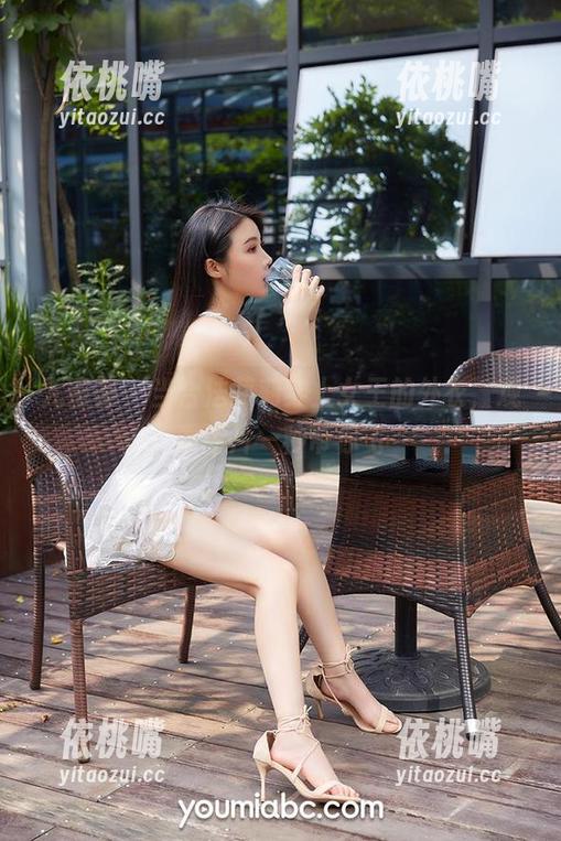 尤蜜荟-合法萝莉 尤蜜荟 - 当合法萝莉穿上女王的外衣,观看图片一秒带你飞