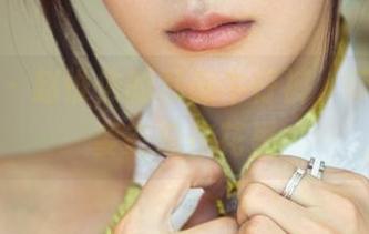 推女郎 – 赵惟依的私房牛仔裤，带点萌的姿态总在花里