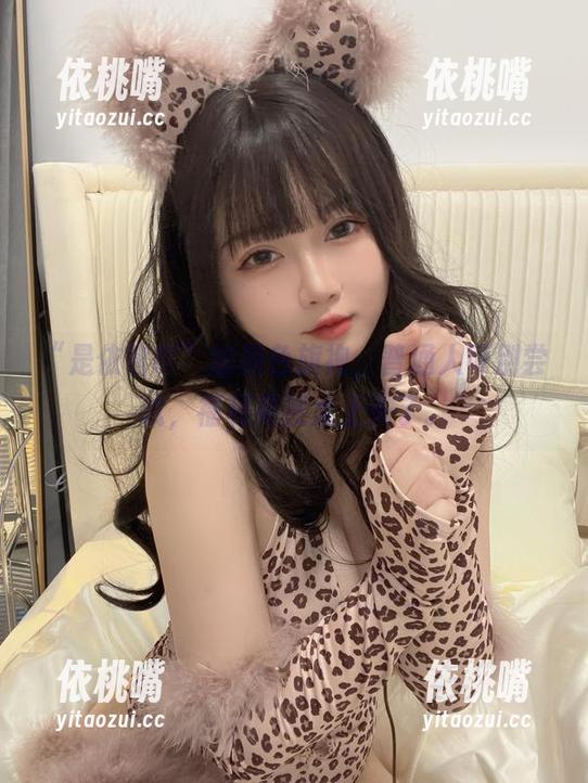 是依酱吖 “是依酱吖”的黑色旗袍,普通人可别尝试,福利果然太上头了。