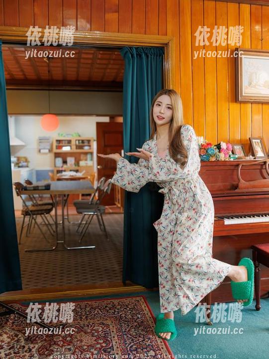 在普美(bomi)的全套写真中，这灰色吊带好像在无声地叫唤，轻柔却又耐人寻味。
