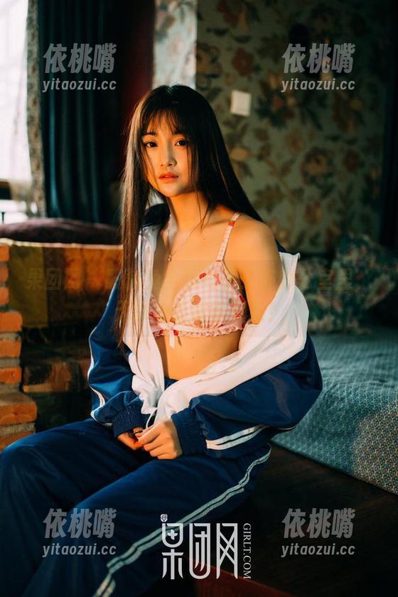果团网-酸酱兔 果团网 - 酸酱兔全集写真:在办公室里,无聊也能变得别致!