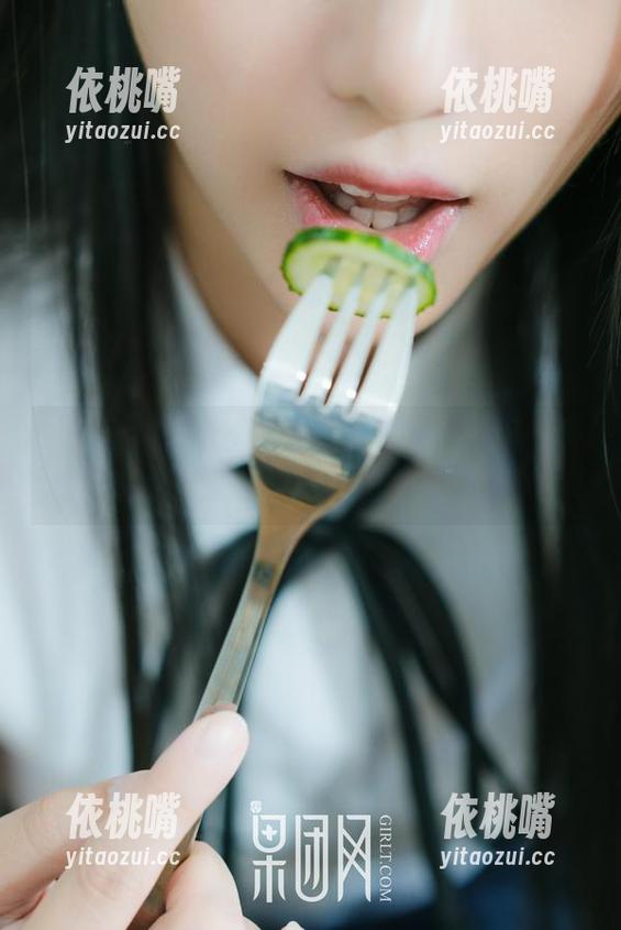 果团网-陈秋雨 果团网 - 陈秋雨全套制服写真,警报!有没有人想冲上去拯救我的心?