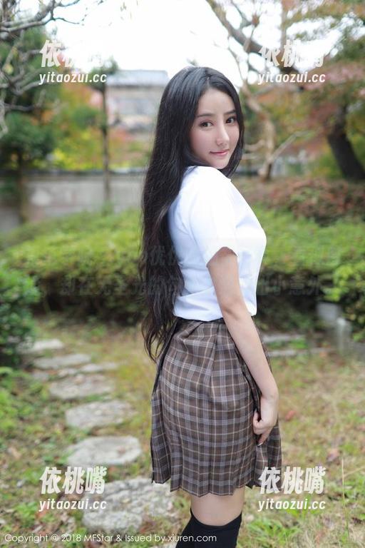 模范学院-yoo优优 模范学院 - yoo优优的温柔写真,看似普通,却在无圣光的勾勒中流露出小意外。
