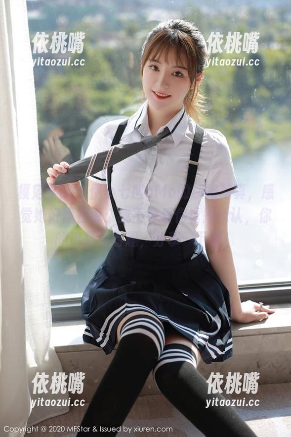 模范学院-伊小七MoMo 模范学院 - 伊小七MoMo的旗袍写真,感觉她好像在说:我不好看你也得承认,你的选择很有趣,分享一下吧!