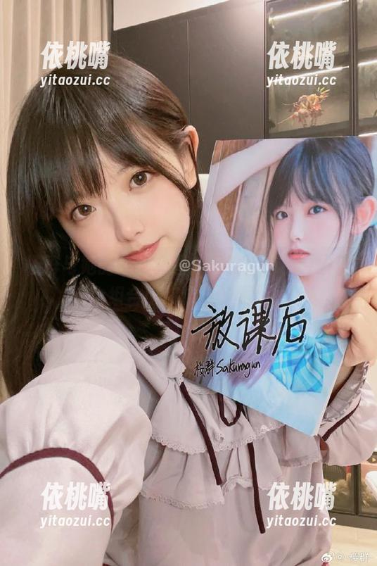 樱群 樱群与她的修女套图:下载后,你会发现这个组合比你预想的更绝妙。
