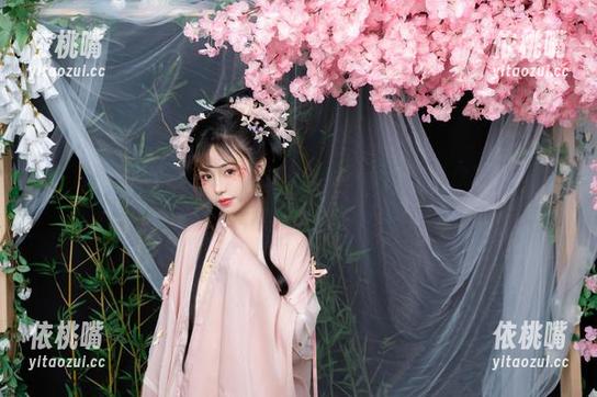 爆机少女喵小吉 就算白衬衫再普通,爆机少女喵小吉这美图也能让你对衣服产生一万个疑问!