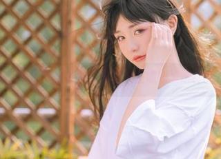 “爆机少女喵小吉”的原图：你见过在地铁里这样的“喵”吗？