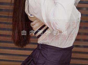 爱尤物 – 李丽莎这张图片，牵引着目光扫向她的美腿，感觉我快要失去理智了。