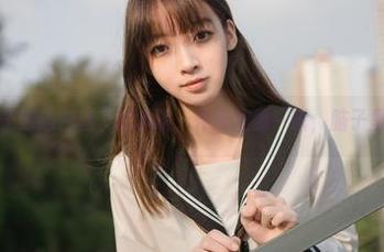 看到祖木子泳边白丝，我承认，作品里那一瞬，脑子里乱成一团