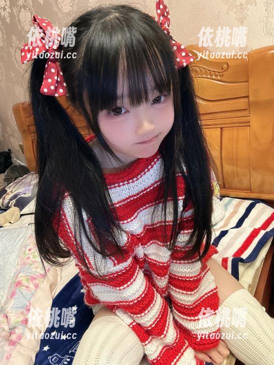 神沢永莉 听说神沢永莉的CKT前开卫衣搭配黑丝牛仔裤很火,全集都要下载来欣赏一波!