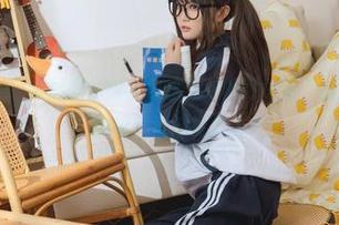 精选神沢永莉–体操服的故事包含无数的可能性，就像文学里的隐喻，没法捉摸。