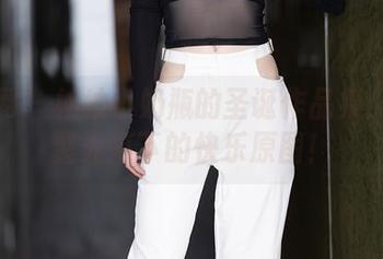 秀人网 – 柚柚小奶瓶的圣诞作品集：找到聚光灯下的快乐原图！