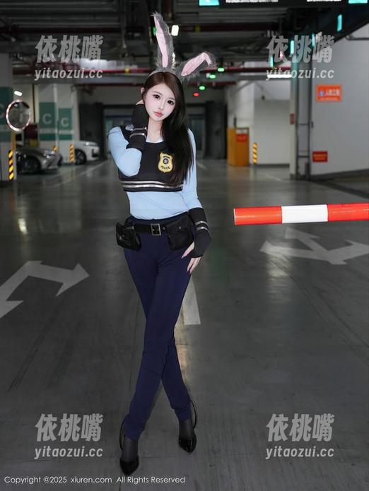 秀人网-艺轩 秀人网 - 原图精选:在艺轩的教室里,全班都默契保持沉默,连小风也静静围绕。