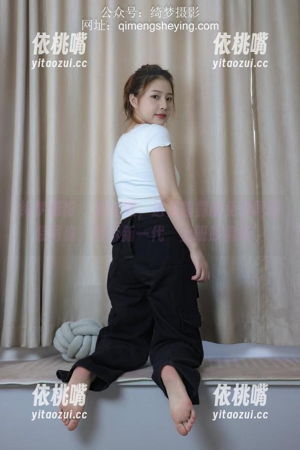 绮梦摄影 - 请注意，这是露露的免费职业装写真，展示新一代‘上班族偶像’