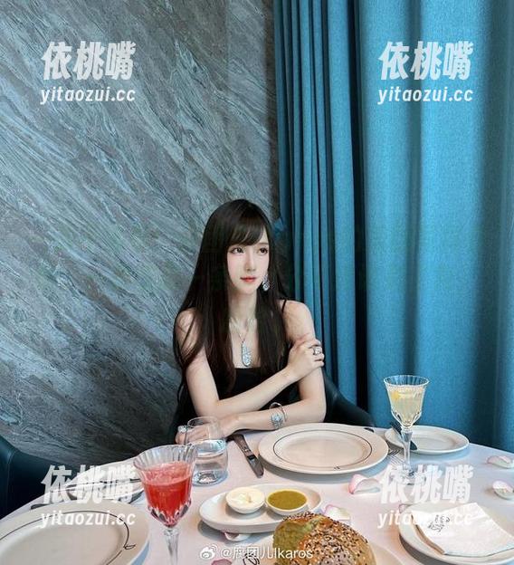 腐团儿Ikaros 一张不够看!腐团儿Ikaros的美腿写真套图,一条腿换一条腿,分不清谁是主角,哈哈。