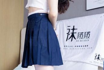 袜啵啵 – 在白裙下，熊熊的美图做到了“意外清新”的效果。