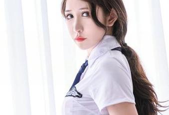 办公室写真，阮邑Fairy用优雅的姿势提醒我，生活的真实在窗外哦。