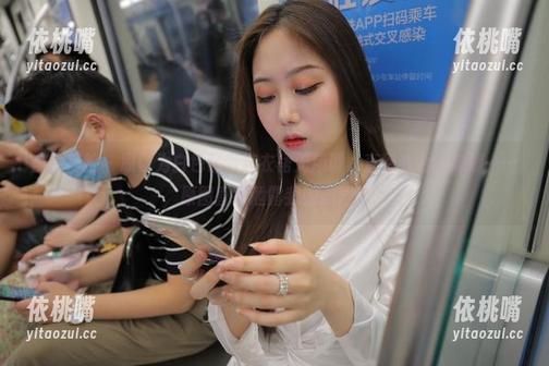 魔镜街拍-婷婷 魔镜街拍 - 原以为白色吊带连衣裙无所谓,直到我看到婷婷……原图直接泄露我的心声!