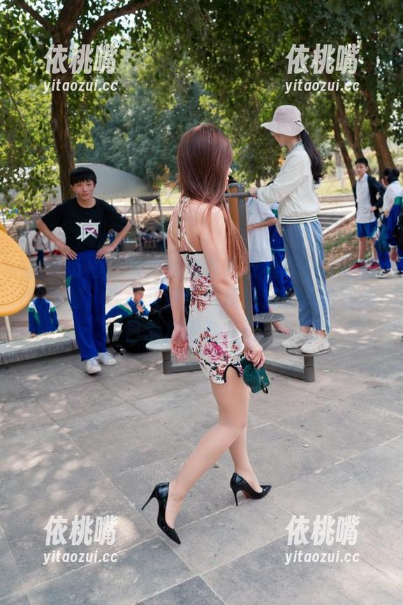 魔镜街拍-楼楼 魔镜街拍 - 楼楼的白色连衣裙像一块迟到的奶酪,软糯又好玩。精选套图,给我的日常加把劲儿吧!