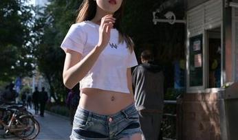 “魔镜街拍”合集：逛商场的咖啡色丝袜美女大冒险