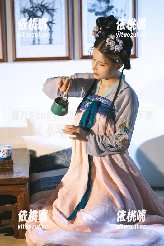 鹿八岁baby 鹿八岁baby再次发力,女上司和女下属:原图里隐藏了什么呢!